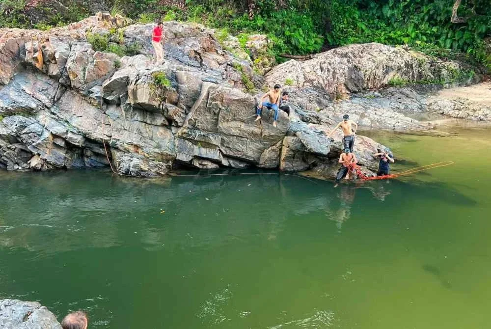 Mangsa ditemukan lemas oleh anggota pasukan bomba sukarela di celahan batu dalam jarak 10 meter dari tempat dia dikatakan hilang. Foto FB Balai Bomba Ambs