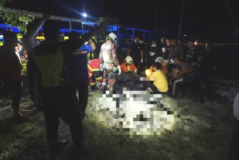 Tiga anggota polis dilaporkan maut terkena renjatan elektrik di Kampung Weston, Beaufort pada petang Khamis.