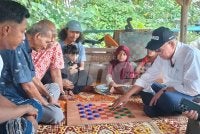 Wan Rosdy meluangkan masa bermain dam dengan salah seorang penduduk dalam program Jelajah Aspirasi Pahang 1st DUN Inderapura di Jeti Nelayan Sungai Belat, Kampung Belukar pada petang Rabu.