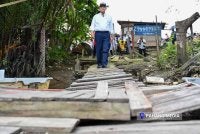Wan Rosdy meninjau keadaan jeti pada program Jelajah Aspirasi Pahang 1st Dewan Undangan Negeri (DUN) Inderapura di Jeti Nelayan Sungai Belat, Kampung Belukar pada petang Rabu. Foto Pahang Media.