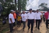 Wan Rosdy diiringi Shafik Fauzan pada program Jelajah Aspirasi Pahang 1st Dewan Undangan Negeri (DUN) Inderapura di Jeti Nelayan Sungai Belat, Kampung Belukar pada petang Rabu. Foto Sinar Harian 