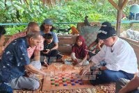 Muhamad Jaafar bertuah kerana terpilih untuk bermain dam dengan Wan Rosdy sebelum mengalahkan pemimpin itu. Foto Sinar Harian.