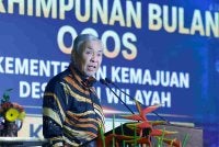 Ahmad Zahid yang juga Menteri Kemajuan Desa dan Wilayah menyampaikan ucapan pada Majlis Perhimpunan Bulan Ogos Kementerian Kemajuan Desa dan Wilayah, pada Khamis. Foto Bernama