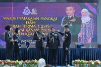 Haslah (dua dari kanan) antara pegawai kanan yang menerima kenaikan pangkat dan dilantik sebagai Ketua Penolong Pengarah (Risikan/Operasi) Bahagian Pematuhan Standard Jabatan Integriti dan Pematuhan Standard (JIPS) Bukit Aman.