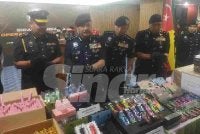 Mohd Yusri (dua dari kiri) menunjukkan vape yang dirampas.