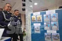 Mohd Alwi (kiri) menunjukkan sitaan kereta dan tangkapan suspek hasil empat siri serbuan di sekitar Ipoh dan Tapah.