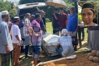 Allahyarham Cik Man dikebumikan di Tanah Perkuburan Islam Kampung Gual Petai Lima pada Khamis.. Gambar kecil: Amir