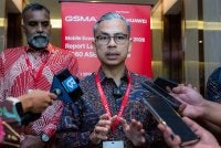 Fahmi bercakap kepada pemberita selepas menghadiri sesi meja bulat sempena pelancaran laporan Mobile Economy Asia Pacific 2026 pada Khamis. Foto Bernama