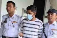 Danish Raman (tengah) memohon kepada Mahkamah Tinggi supaya kes dihadapinya dibatalkan.