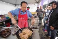 Ahmad Maslan sempat masuk dapur kafe Karangkraf, tunjuk skil memasak NGAM petai selambak. FOTO SINAR HARIAN/ ROSLI TALIB.