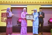 Raja Zarith Sofiah mengurniakan Anugerah Sastera Negara ke-16 kepada Allahyarham Dr Abdul Rahman Napiah (Mana Sikana) yang diwakili balunya, Salmah Ali (dua, kanan) pada Majlis Pengurniaan Anugerah Sastera Negara ke-16 pada Khamis. Foto Bernama