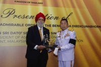Naib Presiden Kanan ACC Jeneral Decha Hemkasri (kanan) menyerahkan cenderamata kepada Darshan semasa Majlis Penganugerahan Darjah Kebesaran Diraja Thailand pada Khamis. Foto: Bernama