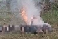 Tiga anggota polis dilaporkan maut terkena renjatan elektrik di Kampung Weston pada petang Khamis.