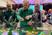 Wan Rosdy diberikan taklimat ringkas mengenai profil kawasan dan projek pembangunan tersenarai dalam Draf RSNP 2040.