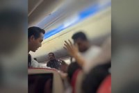 Penumpang bersama kru Batik Air bertindak pantas menahan individu terbabit.
