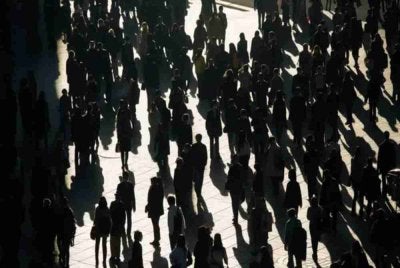 Fenomena confirmation bias iaitu kecenderungan manusia mencari maklumat mengesahkan kepercayaan sedia ada sambil menolak segala bukti bertentangan. Gambar hiasan 