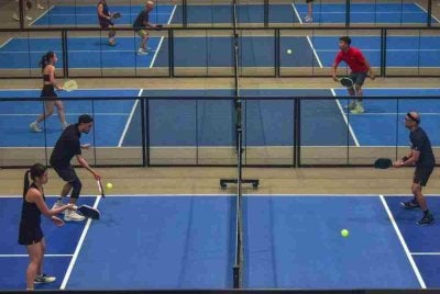 Pickleball lebih menekankan kawalan, strategi dan permainan yang santai, manakala badminton terkenal dengan kelajuan, ketangkasan serta ketahanan fizikal yang tinggi.