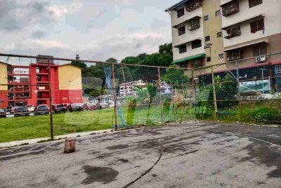 Penduduk Flat Bukit Gedung menuntut pihak berwajib segera membaik pulih kerosakan kritikal di gelanggang futsal demi keselamatan awam.