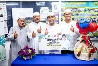 Onn Hafiz (dua dari kanan) selepas melancarkan program di Johor Bahru pada Selasa.