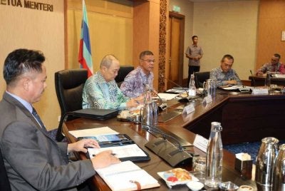 Hajiji dan Saifuddin mempengerusikan bersama mesyuarat Jawatankuasa Bersama ESSZone di Menara Kinabalu, Kota Kinabalu pada Khamis. 