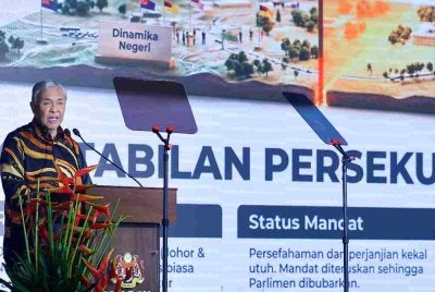 Ahmad Zahid menyampaikan ucapan pada Majlis Perhimpunan Bulan Ogos Kementerian Kemajuan Desa dan Wilayah, pada Khamis. Foto Bernama