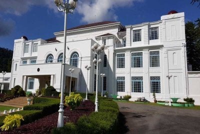 Majlis Istiadat Pelantikan dan Mengangkat Sumpah Jawatan Exco dijadualkan bermula jam 9.45 pagi di Istana Besar Seri Menanti, Kuala Pilah pada Jumaat.