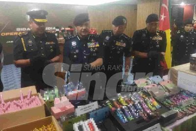 Mohd Yusri (dua dari kiri) menunjukkan vape yang dirampas.