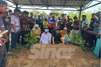 Jenazah yang selamat dikebumikan di Tanah Perkuburan Islam Kampung Gual Petai Lima di Gual Ipoh di sini pada Khamis. Foto SINAR HARIAN/ADILA SHARINNI WAHID