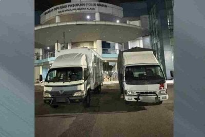 Dua lori mengandungi pelbagai minuman keras tidak bercukai dirampas dalam serbuan PPM di Telok Panglima Garang, Kuala Langat pada Rabu. Foto: PPM