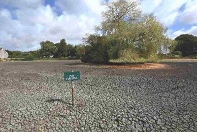 Papan tanda 'Dilarang memancing' kelihatan di kawasan Falmer Pond yang kering kontang di Falmer, East Sussex, selatan London pada 5 Ogos 2026. England dan Wales merekodkan Julai paling kering dalam sejarah, menurut Agensi Meteorologi United Kingdom berdasarkan data sementara yang dikeluarkan pada 5 Ogos. Foto AFP