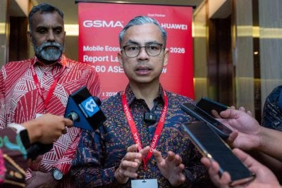 Fahmi bercakap kepada pemberita selepas menghadiri sesi meja bulat sempena pelancaran laporan Mobile Economy Asia Pacific 2026 pada Khamis. Foto Bernama