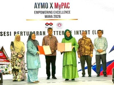 Majlis pendaftaran itu diadakan bersempena program AYMO x MyPAC: Empowering Excellence MARA 2026, yang turut menyaksikan penyerahan Surat Tawaran Tajaan MyPAC kepada pelajar FIA-ACCA serta pelantikan KPM Ayer Molek sebagai salah satu penyedia khidmat latihan MyPAC.