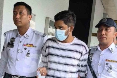 Danish Raman (tengah) memohon kepada Mahkamah Tinggi supaya kes dihadapinya dibatalkan.