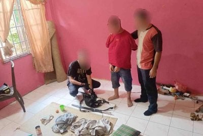 Pemeriksaan lanjut di dalam bilik suspek menemukan sepucuk senjata api dipercayai senapang angin, sebilah pedang samurai dan 80 biji guli dipercayai digunakan sebagai peluru. Foto IPD Mukah
