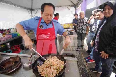 Ahmad Maslan sempat masuk dapur kafe Karangkraf, tunjuk skil memasak NGAM petai selambak. FOTO SINAR HARIAN/ ROSLI TALIB.