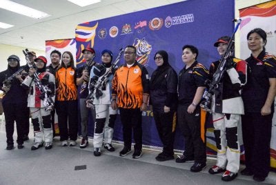 Mohd Sumali (tengah) bersama atlet sukan menembak semasa sesi lawatan latihan menembak menjelang Sukan Asia Jepun 2026 di Gimnasium 3, MSN Bukit Jalil pada Khamis. Foto: Bernama