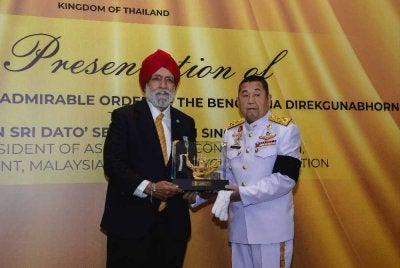 Naib Presiden Kanan ACC Jeneral Decha Hemkasri (kanan) menyerahkan cenderamata kepada Darshan semasa Majlis Penganugerahan Darjah Kebesaran Diraja Thailand pada Khamis. Foto: Bernama