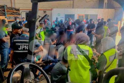 JPN dengan kerjasama JIM dan JTK melaksanakan pemeriksaan individu di sebuah kilang getah di Kapar, Klang pada Khamis.