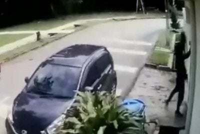 Tangkap layar rakaman CCTV yang memaparkan suspek cuba memecah masuk sebuah rumah di Taman Melawati pada Selasa.