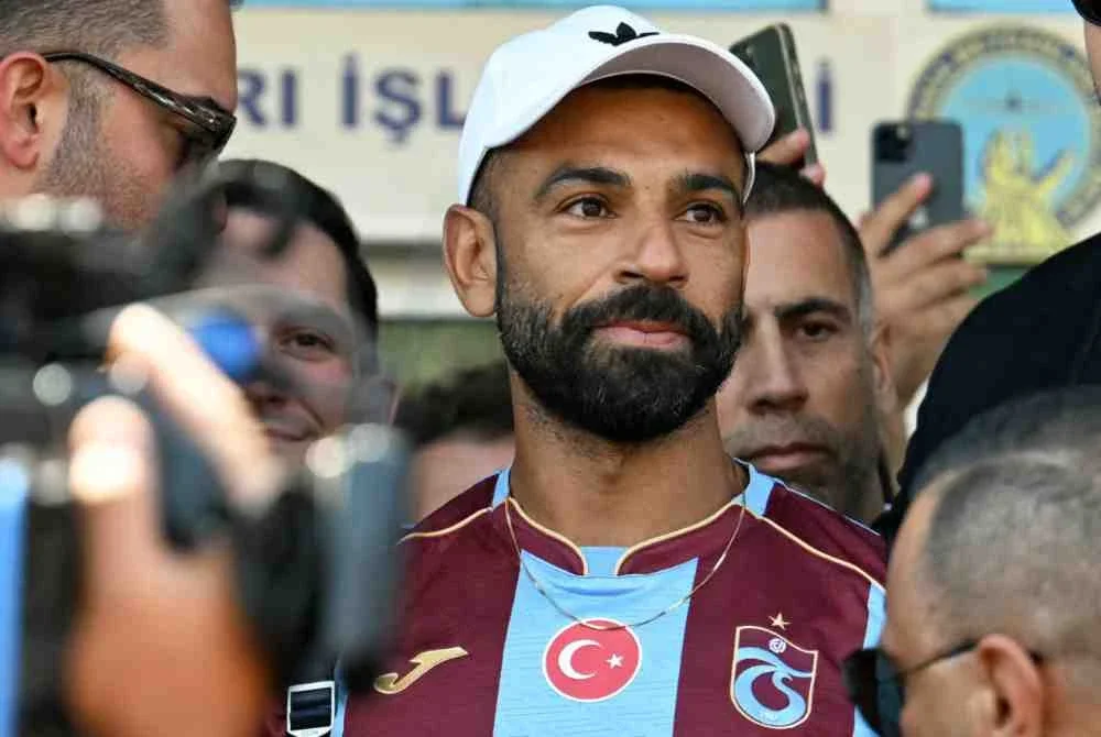 Mohamed Salah tiba di Lapangan Terbang Ataturk Istanbul bagi melengkapkan perpindahannya ke kelab bola sepak Turkiye, Trabzonspor pada 5 Ogos 2026. Foto AFP