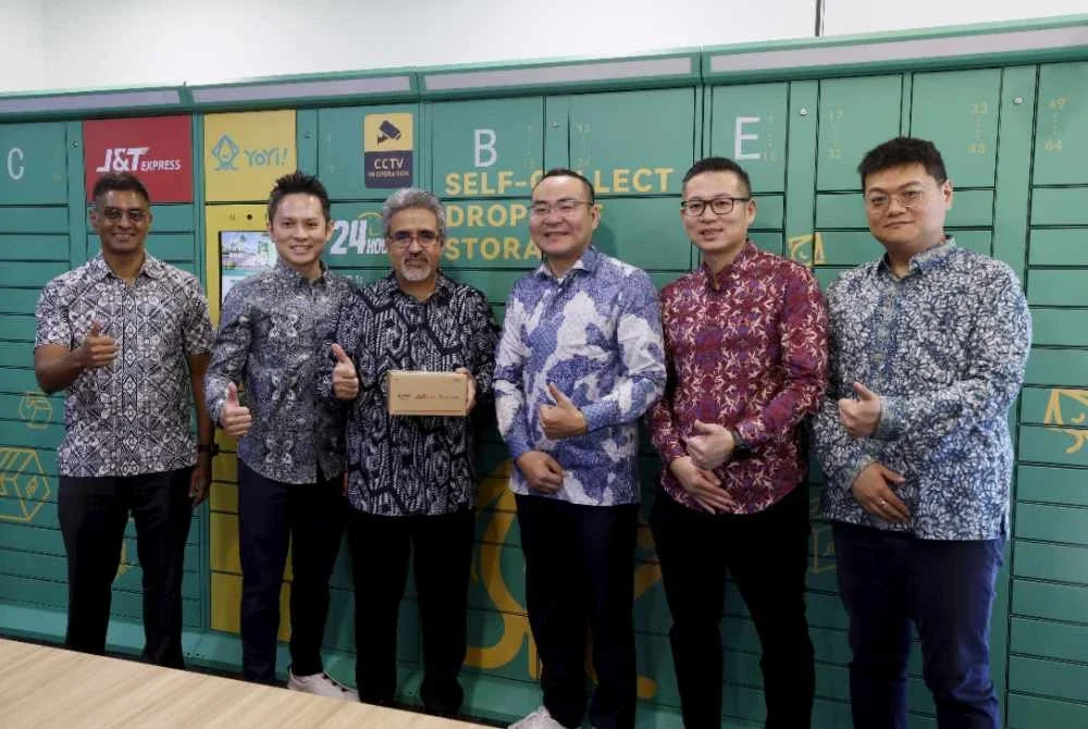 Vincent (dua, kiri) bersama Syed Redza Algadrie (tiga, kiri) dan Pengurus Pengurusan Yoyi Station, Wang Hui (empat, kiri) pada majlis menandatangani MoU antara J&T Express, Pride Prasarana dan Yoyi Station di Ibu Pejabat J&T Express, KL Eco City pada Khamis. Foto Bernama