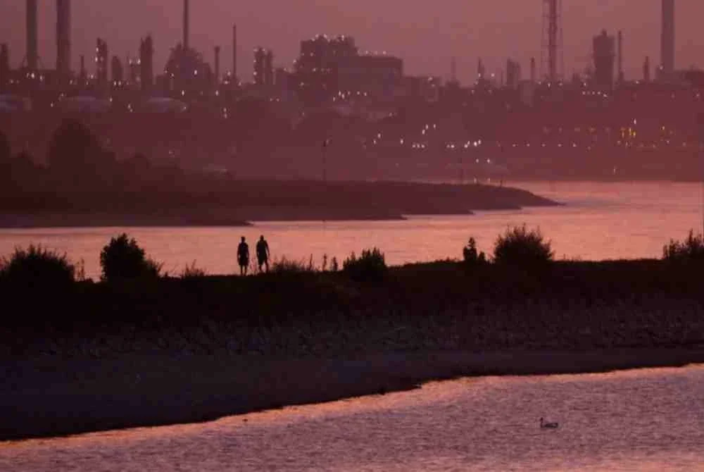 Bom perang dunia kedua seberat 500 kilogram buatan Amerika Syarikat (AS) itu ditemukan pada Rabu malam berhampiran Rheinpark di Cologne. Foto Reuters.