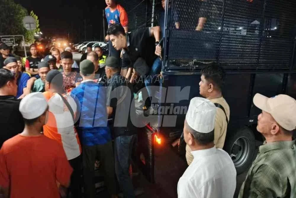 Dalam kejadian kira-kira 5.50 petang semalam, ketiga-tiga anggota berkenaan disahkan meninggal dunia selepas dipercayai terkena renjatan elektrik ketika mengalihkan galah besi sepanjang 29 kaki yang digunakan untuk mengait kelapa di luar Balai Polis Weston.