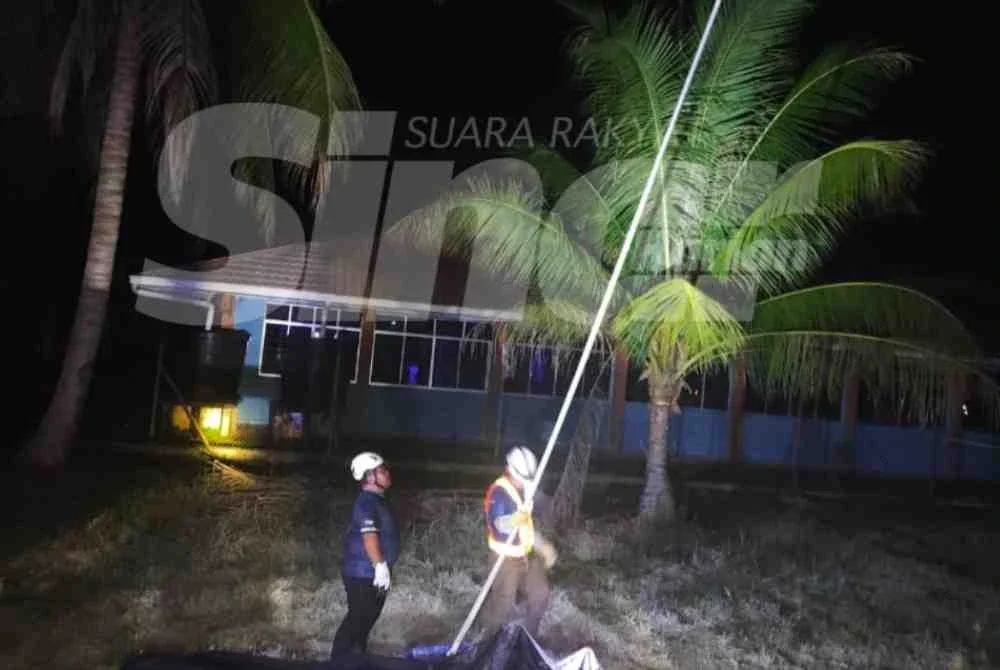 Kejadian berlaku di luar Balai Polis Weston dan berhampiran sebuah sekolah di kawasan berkenaan.