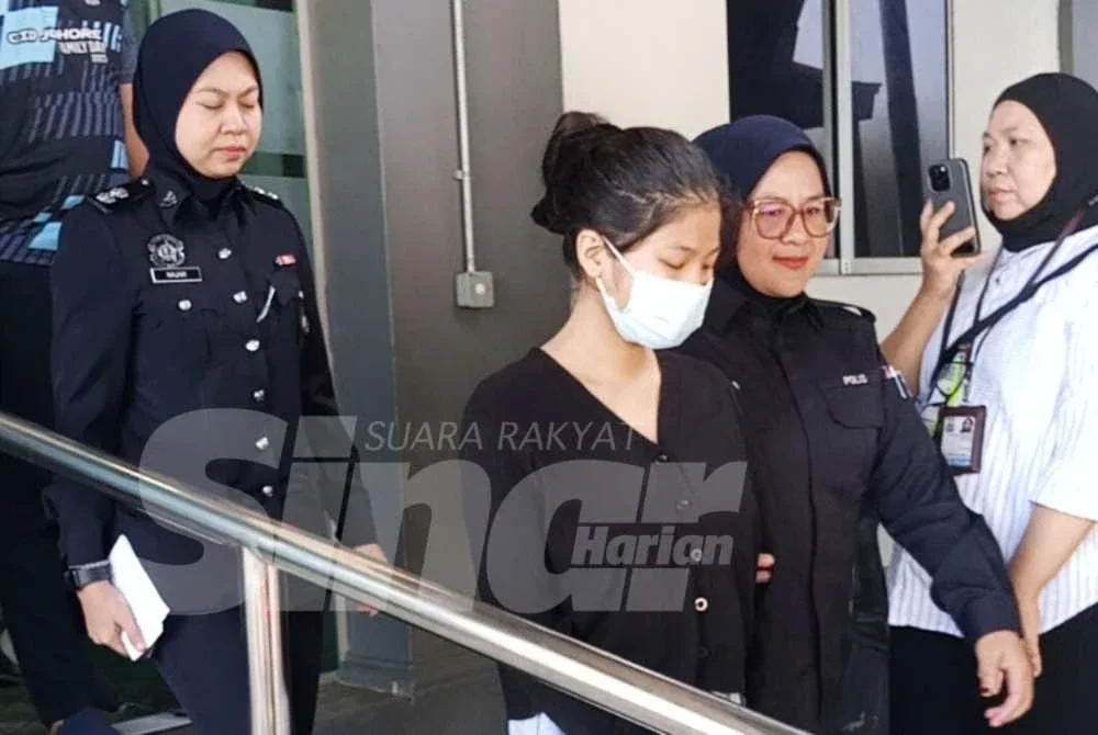 Nurshazwen (depan) didakwa di Mahkamah Majistret Kluang pada Jumaat.