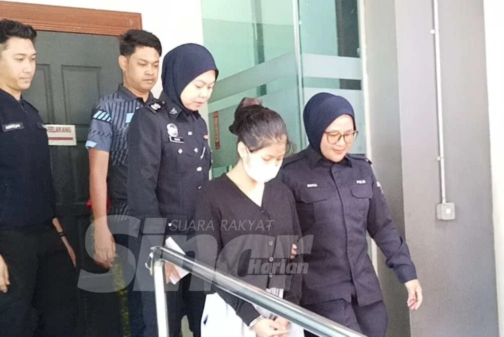 Nurshazwen (depan dari kiri) didakwa di Mahkamah Majistret Kluang pada Jumaat.