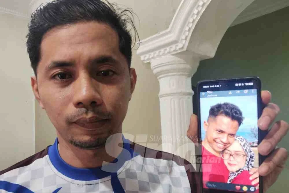 Ahli keluarga menunjukkan gambar Mohamad Nur Hafiz dan isterinya.
FOTO - ADILA SHARINNI WAHID