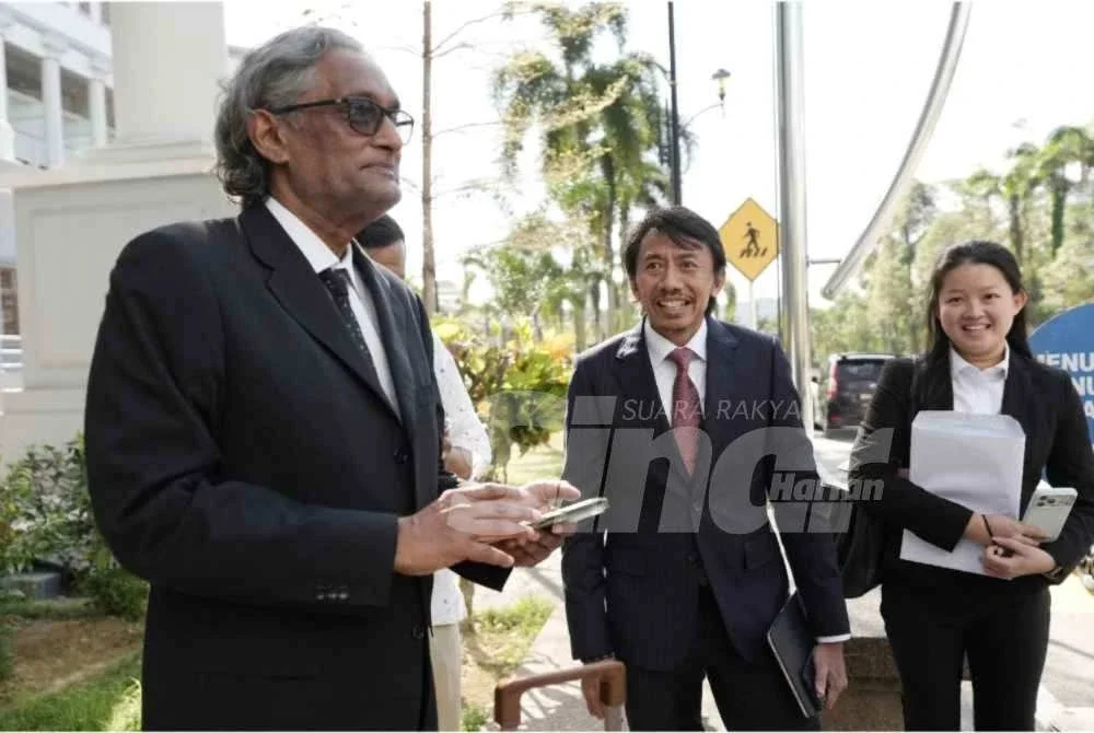 Amer Hamzah bersama rakan peguam yang mewakili Ismail Sabri di Kompleks Mahkamah Kuala Lumpur. FOTO: SINAR HARIAN/ROSLI TALIB