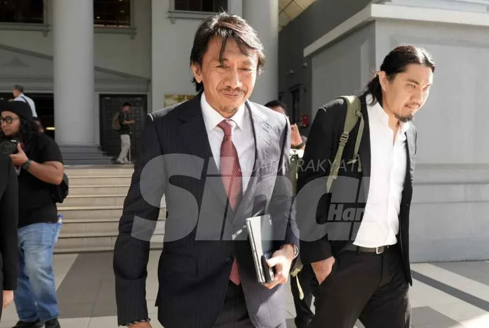 Amer Hamzah meninggalkan Kompleks Mahkamah Kuala Lumpur selepas hakim menetapkan kes pendakwaan anak guamnya ditangguhkan sehingga 27 Ogos ini. FOTO: SINAR HARIAN/ ROSLI TALIB