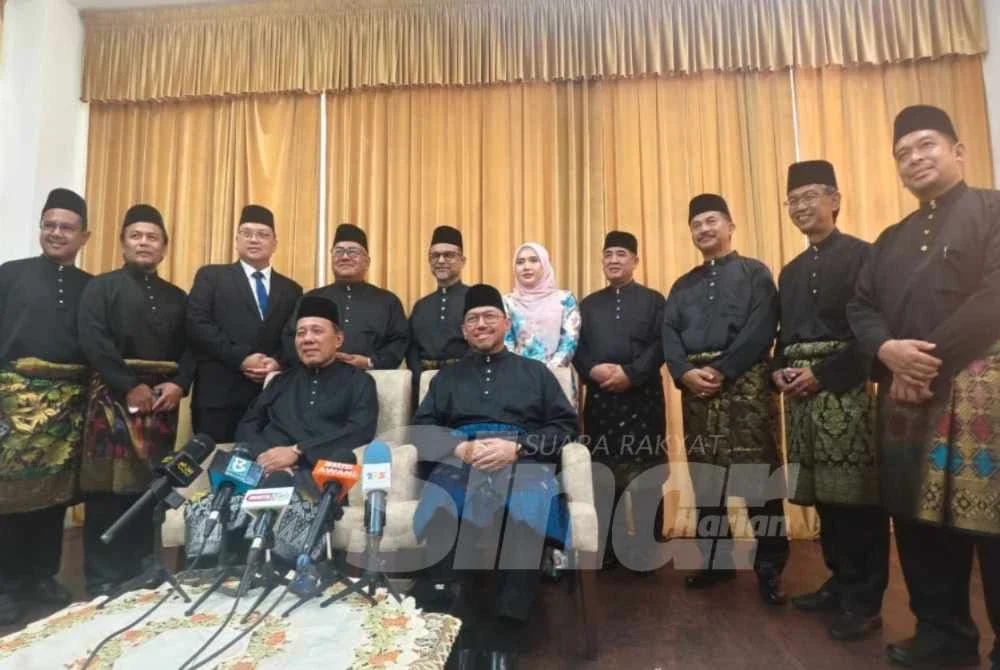 Seramai 10 Ahli Dewan Undangan Negeri (ADUN) mengangkat sumpah jawatan sebagai Ahli Majlis Mesyuarat Kerajaan Negeri (Exco) Negeri Sembilan
